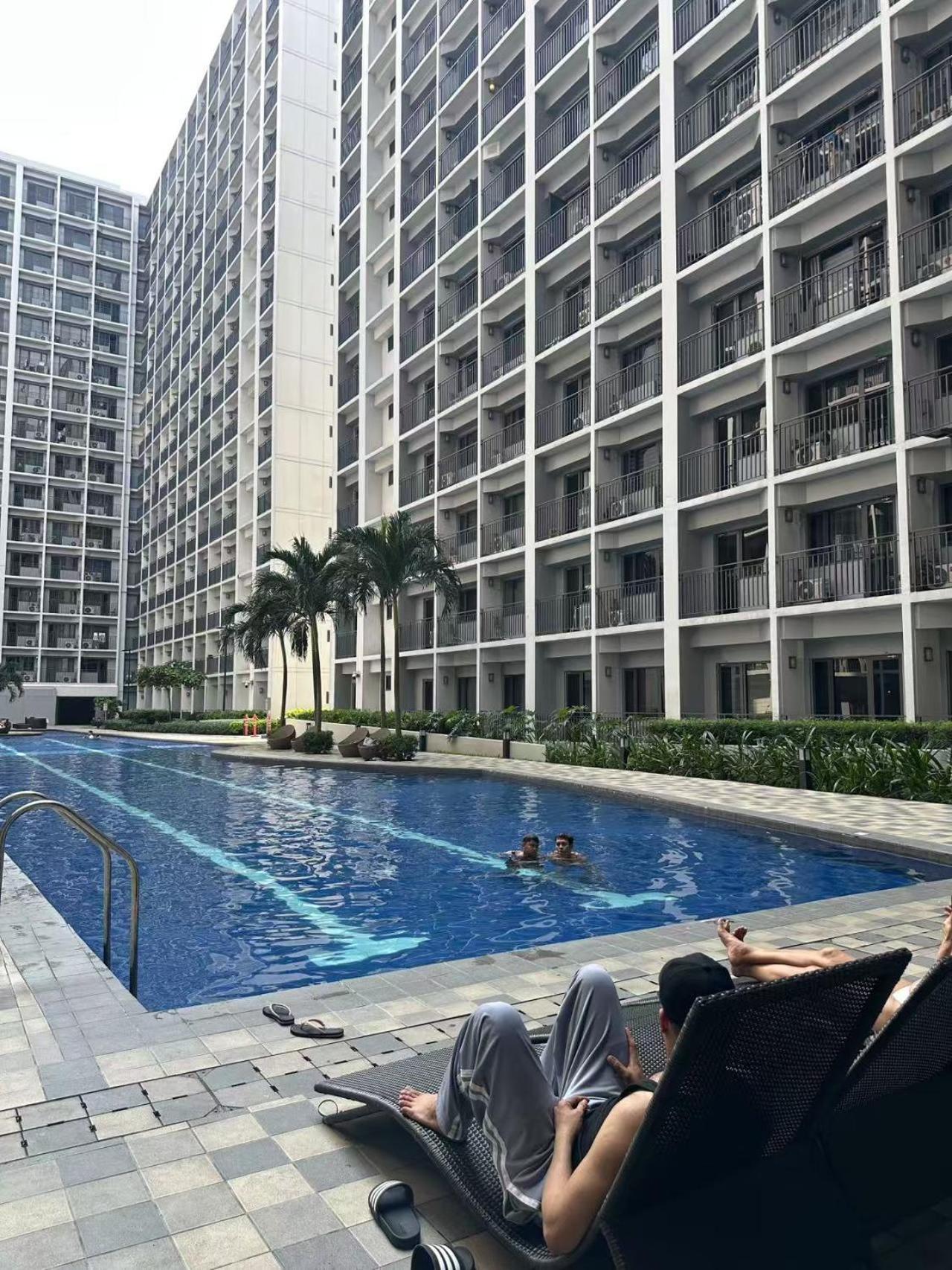 Condo In Pasay With Pool View Manila Exterior photo
